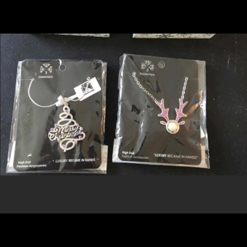 Christmas gifts 🎁 🎄 2 necklaces